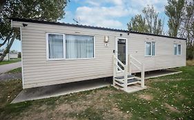 Lovely 6 Berth Caravan At Martello Beach Nearby Clacton-On-Sea Ref 29008Tv